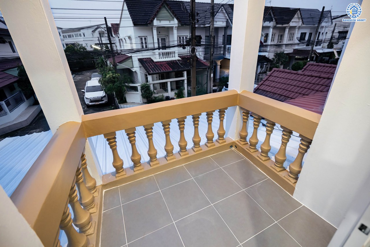 บ้านมือสองตกแต่งใหม่ โครงการ สวนกุหลาบ ติวานนท์-แจ้งวัฒนะ ติดถนนติวานนท์ ใกล้โรงเรียนสวนกุหลาบวิทยาลัย เนื้อที่ 27 ตร.ว. ฟังก์ชัน 3 ห้องนอน 2 ห้องน้ำ จอดรถได้ 1 คัน บนทำเลใกล้จุดขึ้นทางด่วน "ศรีรัช" และรถไฟฟ้าสายสีชมพู "สถานีปากเกร็ด"